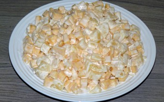Салат из ананасов и сыра